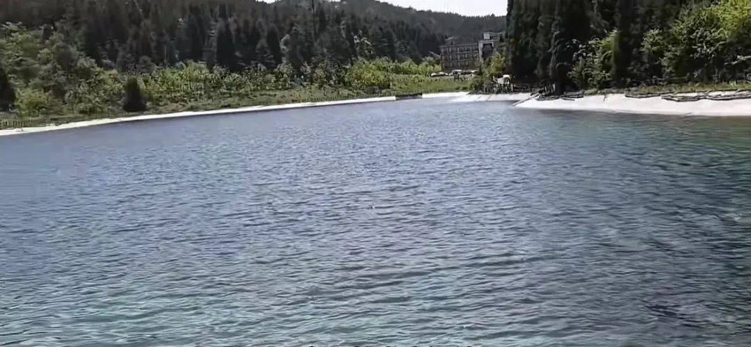 重慶武陵山天池底部為304不銹鋼<strong></p>
<p>304不銹鋼</strong>？景區(qū)回應(yīng)：無(wú)奈之舉:304不銹鋼