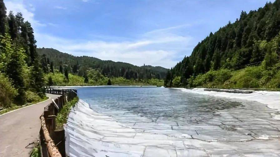 重慶一森林公園天池湖底驚現(xiàn)304不銹鋼 網(wǎng)友吵翻了！:304不銹鋼